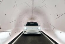 טסלה מודל 3 בצבע לבן בנסיעה במנהרת הלופ בלאס וגאס