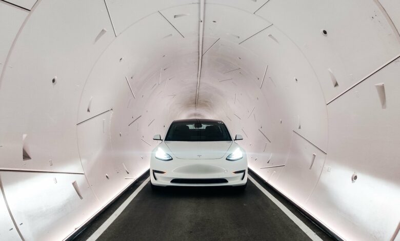 טסלה מודל 3 בצבע לבן בנסיעה במנהרת הלופ בלאס וגאס