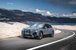 ב.מ.וו iX החשמלי החדש בנסיעה בכביש