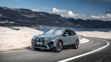 ב.מ.וו iX החשמלי החדש בנסיעה בכביש