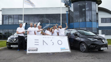 הצוות של Mission Motorsports עם שני רכבי הזואי ששברו את השיא