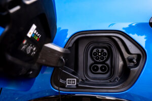 שקע הטעינה של הפיג׳ו e208 עם חיבור CCS2 לטעינה מהירה