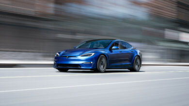 טסלה מודל S החדשה בצבע כחול בנסיעה מהירה בכביש