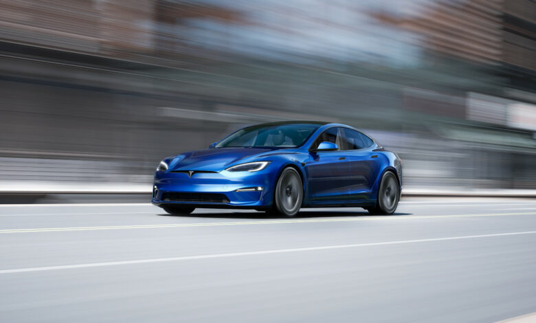 טסלה מודל S החדשה בצבע כחול בנסיעה מהירה בכביש