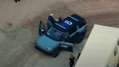 ג׳ף בזוס עולה על ריביאן R1S בדרך לחלל