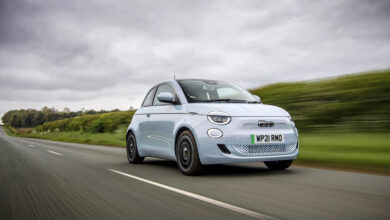 פיאט 500e החשמלית החדשה בנסיעה על כביש