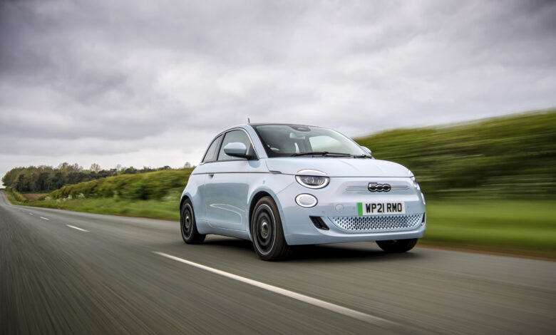 פיאט 500e החשמלית החדשה בנסיעה על כביש