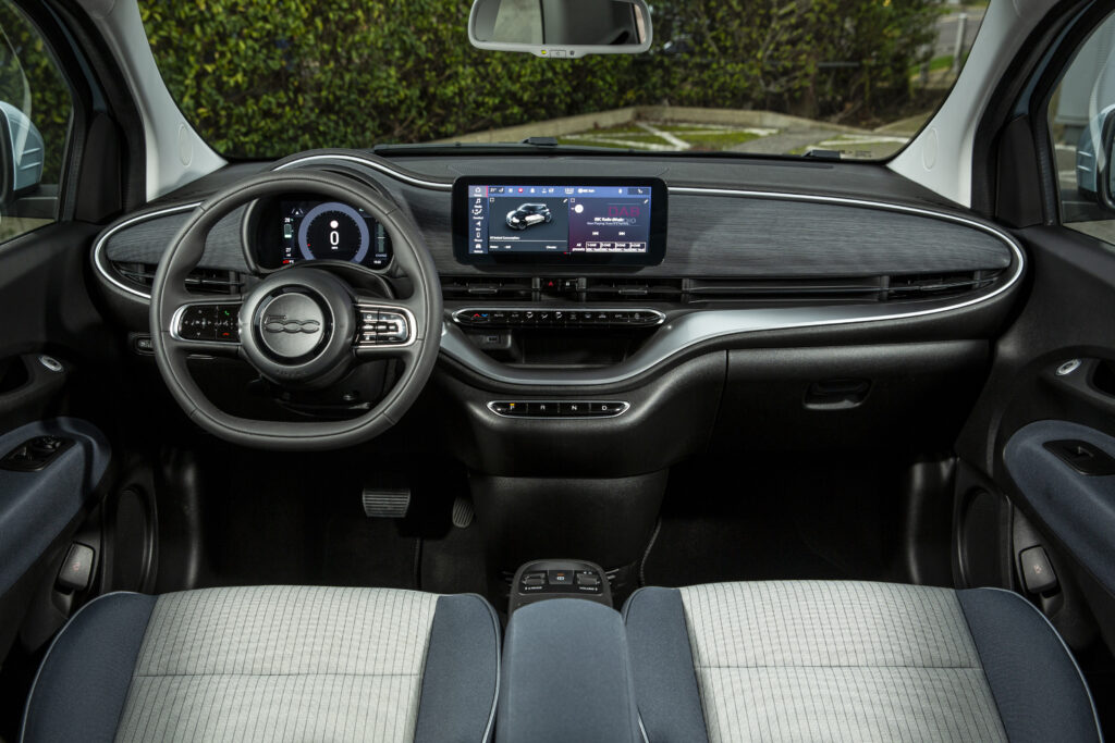 פנים הרכב של הפיאט 500e החשמלית החדשה