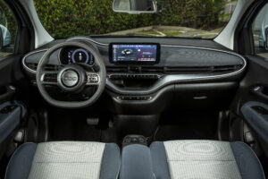 פנים הרכב של הפיאט 500e החשמלית החדשה