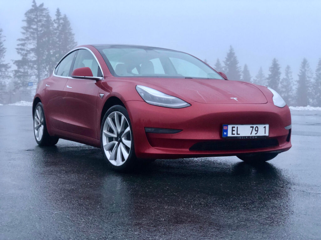 טסלה מודל 3 אדומה בחורף בנורווגיה