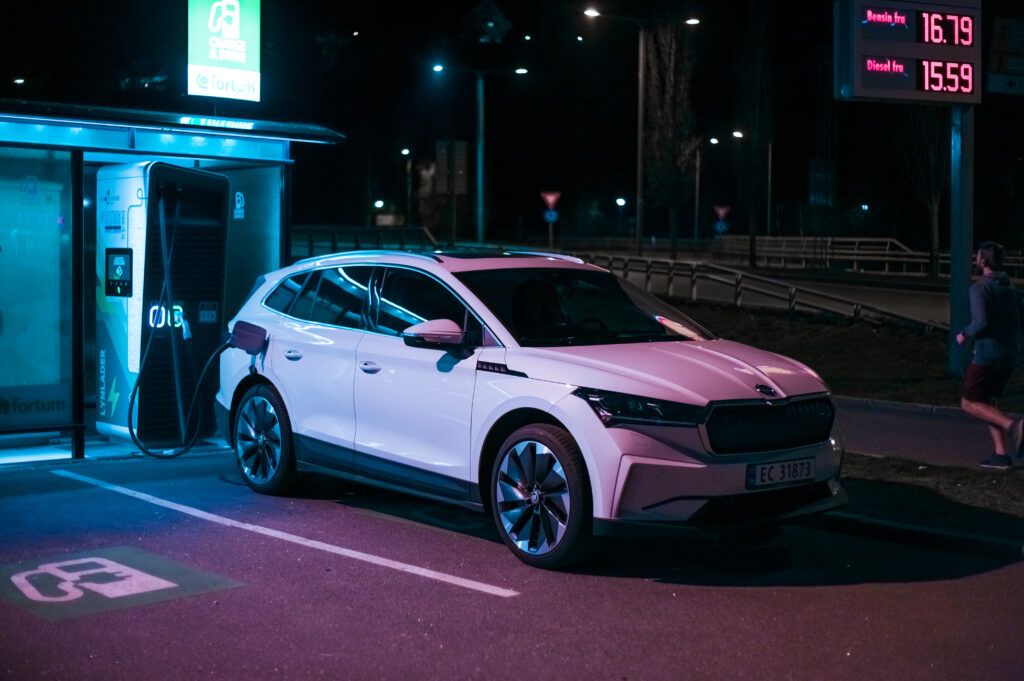 סקודה אניאק חשמלית לבנה מחוברת לעמדת טעינה בנורווגיה