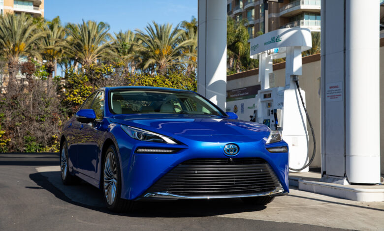 טויוטה מיראי כחולה שנת 2021 מחוברת לתחנת מימן