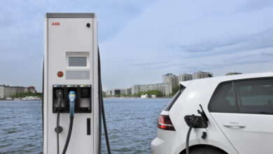 עמדת טעינה מהירה של ABB עם רכב חשמלי מחובר אליה