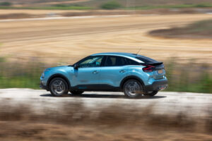 סיטרואן eC4 חשמלית בנסיעה על כביש בישראל