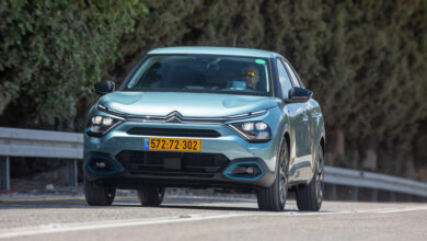 סיטרואן eC4 חשמלית בנסיעה על כביש בישראל