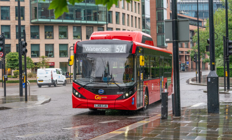אוטובוס חשמלי מלא של חברת BYD בצבע אדום נוסע ברחובות לונדון בחורף