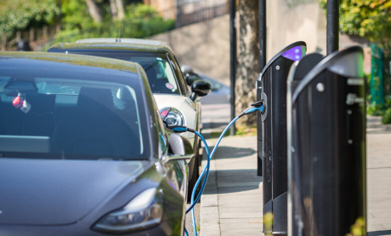 עמדות טעינה פרוסות לאורך הרחוב עם רכבים חשמליים מחוברים אליהן בלונדון
