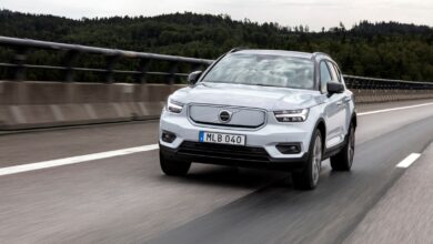 וולוו XC40 בנסיעה על כביש