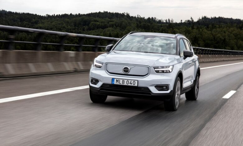 וולוו XC40 בנסיעה על כביש