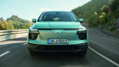 Aiways U5 חשמלי קדמת הרכב בזמן נסיעה על כביש בינעירוני