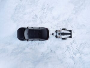 פולסטאר שחורה במבט מלמעלה עם אופנוע חשמלי של CAKE