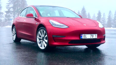 טסלה מודל 3 אדומה בחורף בנורווגיה