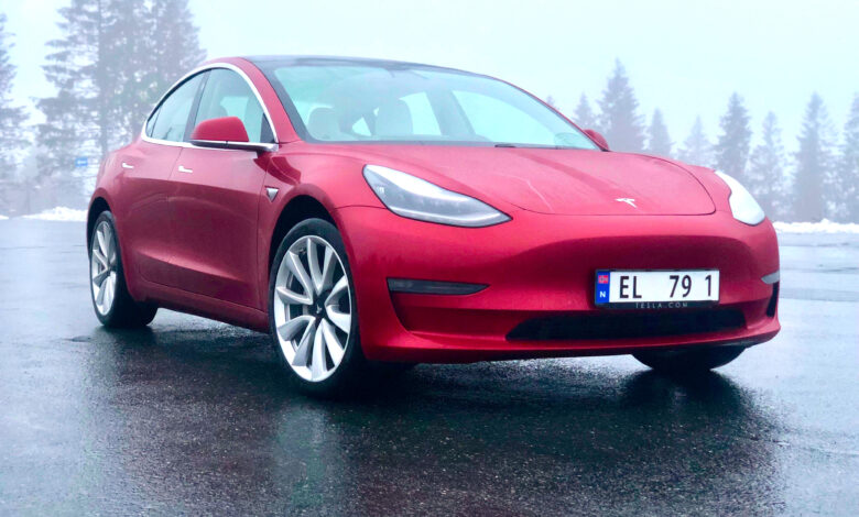 טסלה מודל 3 אדומה בחורף בנורווגיה
