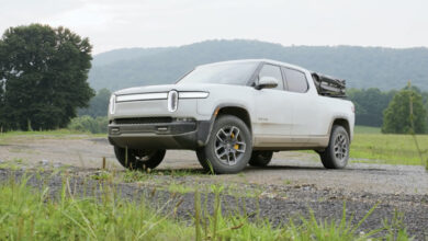 ריביאן R1T בצבע לבן בשטח במבחן דרכים של מוטור טרנד