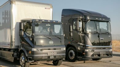 שתי משאיות חשמליות בצבע שחור של חברת BYD עומדות אחת ליד השניה