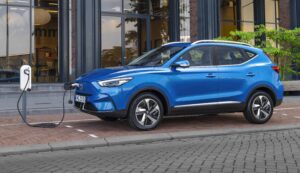 MG ZS EV החדש מחובר לעמדת טעינה ברחוב