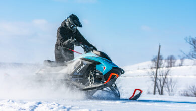 אופנוע שלג חשמלי אטלס של חברת טייגה בנסיעה בשטח