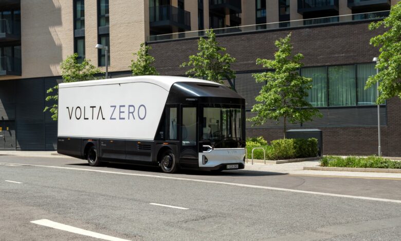 משאית חשמלית של חברת וולטה נוסעת על כביש