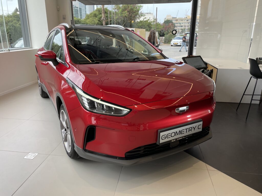 גיאומטרי C באולם התצוגה בתל אביב