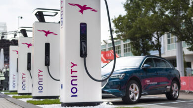 עמדות טעינה של חברת IONITY עם אאודי אי-טרון מחוברת אליהן