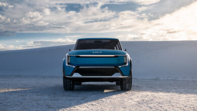 קיה EV6 מבט על קדמת הרכב בשטח