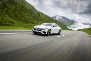 מרצדס EQS לבנה בנסיעה על כביש