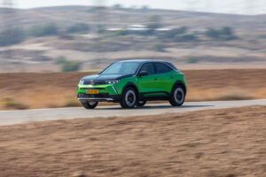 אופל מוקה החשמלית בנסיעה