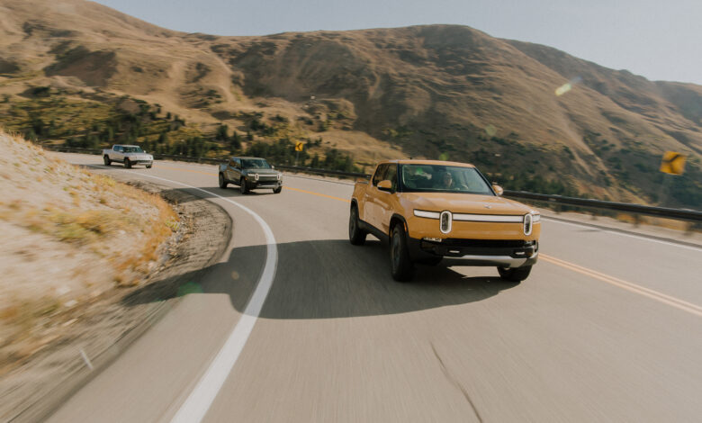 רכבי ריביאן R1T בנסיעה על כביש בארצות הברית