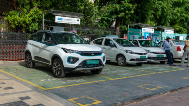 שורה של רכבים חשמליים בבעלות הממשלה ההודית בתחנה ייעודית לטעינת רכבים חשמליים בניו דלהי