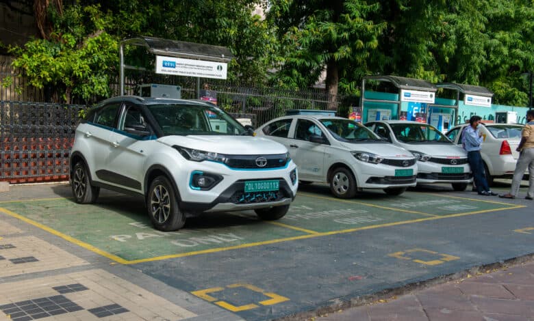 שורה של רכבים חשמליים בבעלות הממשלה ההודית בתחנה ייעודית לטעינת רכבים חשמליים בניו דלהי