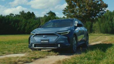 סובארו סולטרה חשמלית בנסיעה בשדה