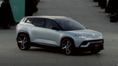 הרכב החשמלי אושן של פיסקר בהצגה בחוף בקליפורניה