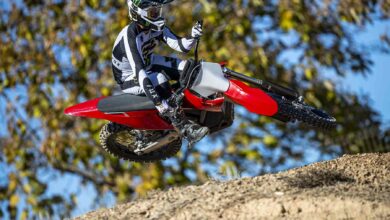 אופנוע שטח חשמלי Stark Varg בנסיעה בשטח