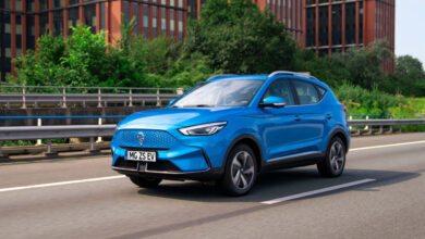 MG ZS EV גרסת 2022 בצבע כחול בנסיעה בכביש