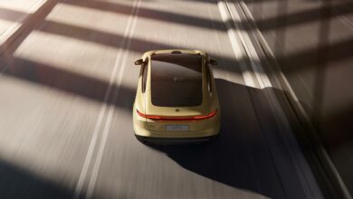 ניו ET5 סדאן חשמלית בצבע צהוב בנסיעה על הכביש