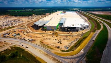 צילום מרחפן על הג׳יגה-פקטורי בטקסס של טסלה בזמן בנייה - מבנה ענק בזמן עבודה בספטמבר 2021