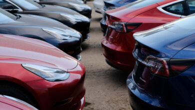 רכבי טסלה מודל 3 בצבעים שונים ליד מרכז שירות של טסלה בקנדה