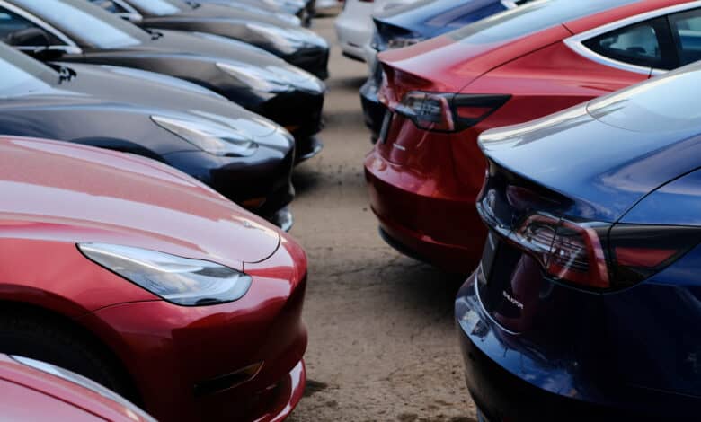 רכבי טסלה מודל 3 בצבעים שונים ליד מרכז שירות של טסלה בקנדה