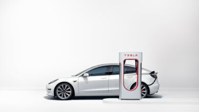 רכב של טסלה מחובר לעמדת טעינה מהירה