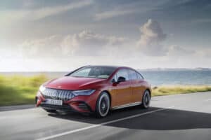 מרצדס EQE AMG 43 חשמלית בצבע אדום בנסיעה על כביש